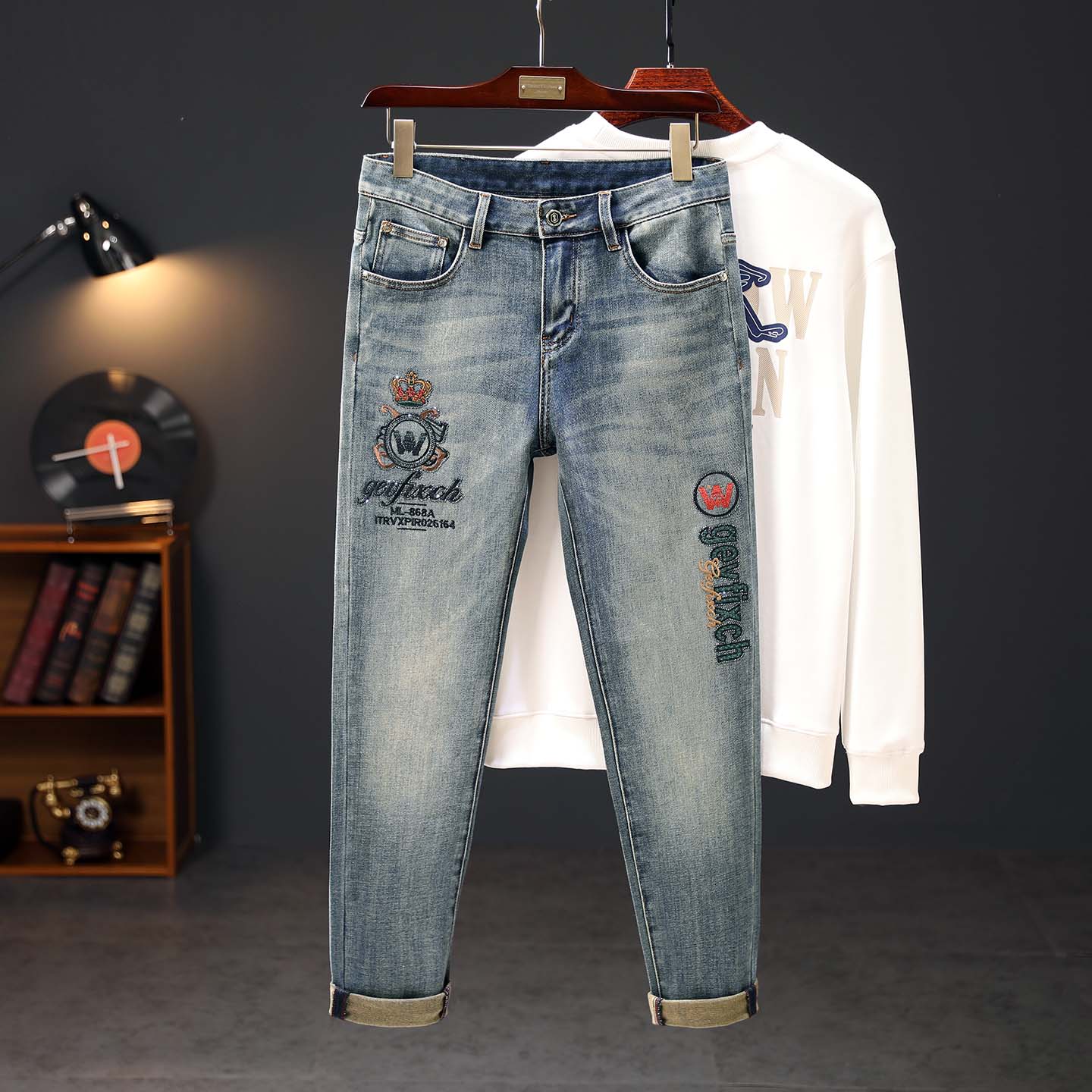 高端刺绣蓝色牛仔裤男款秋冬季