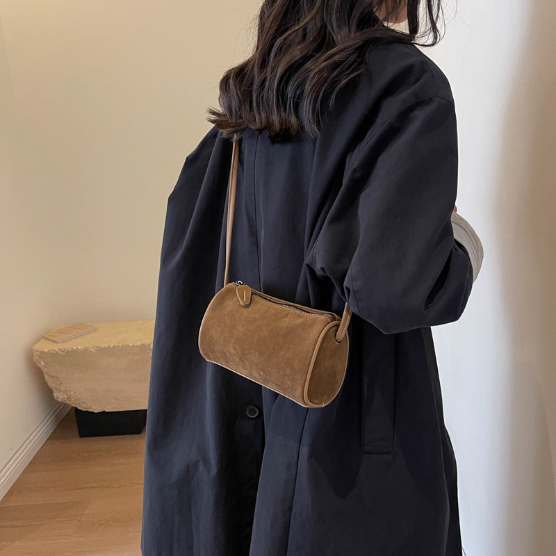 高级感麂皮绒复古圆筒包包女2025新款秋冬时尚超火百搭单肩斜挎包