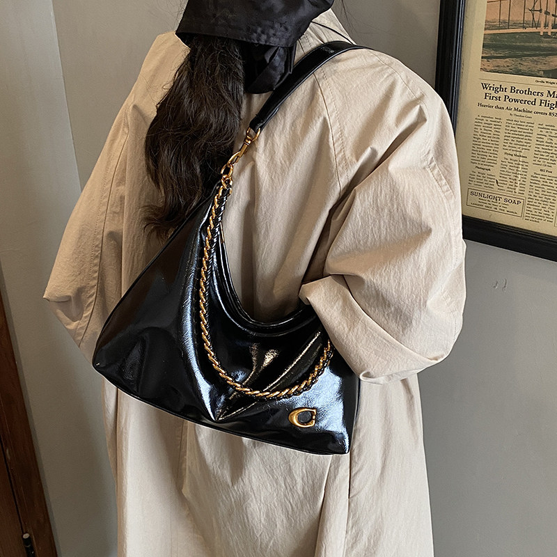 轻奢小众设计高级感包包女2025新款秋冬超火复古单肩腋下包斜挎包