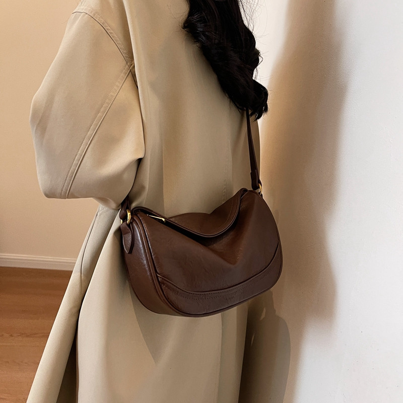 高级感美拉德复古斜挎包女2026新款单肩腋下包百搭饺子包小众设计