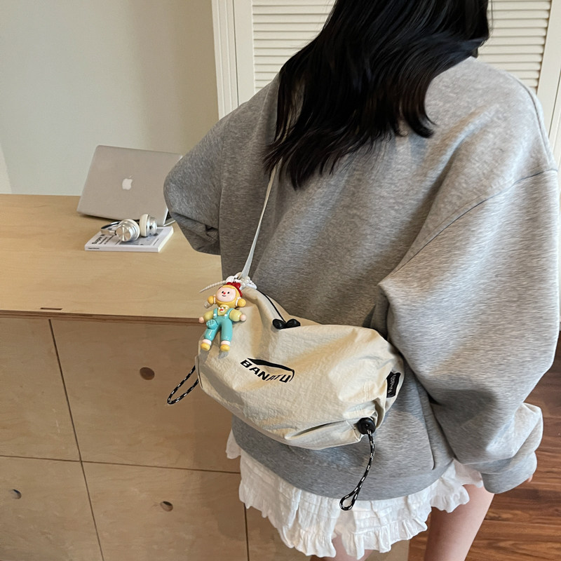 今年流行爆款休闲轻便帆布包女夏季2026新款超火单肩斜挎包饺子包