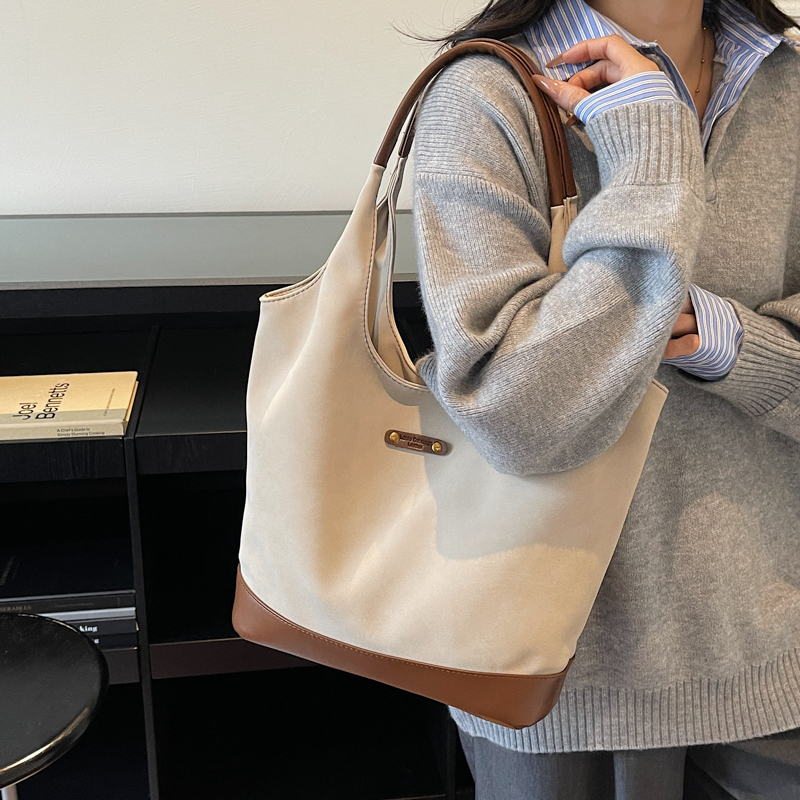 高级感麂皮绒水桶包女通勤单肩包