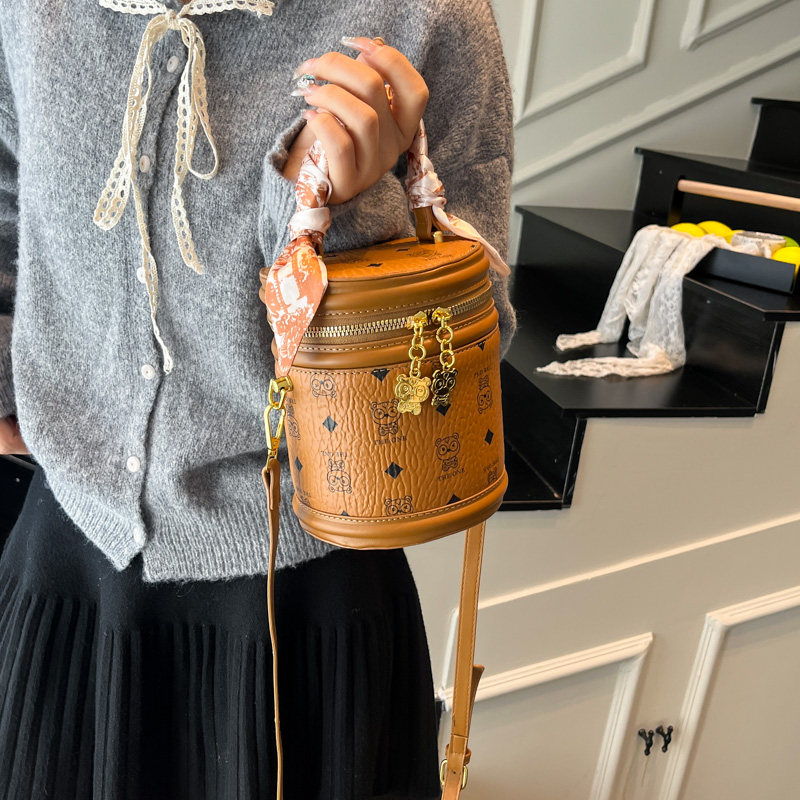 轻奢小众高级感时尚手提圆筒包2026新款春夏超火单肩包斜挎水桶包