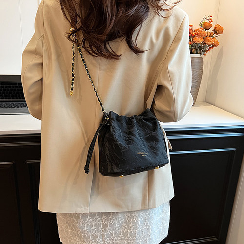 高级感链条水桶包时尚百天斜挎包