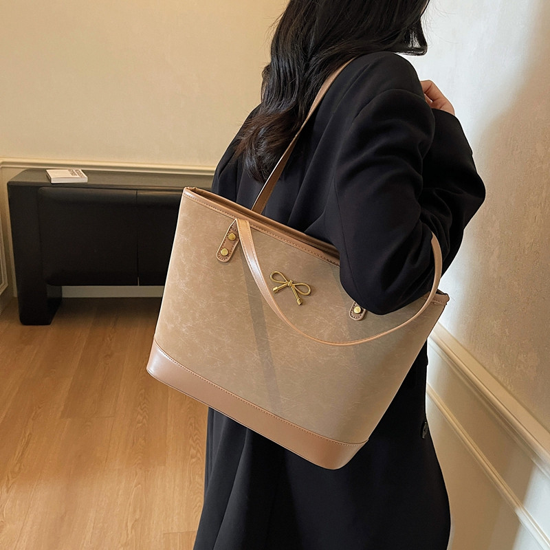高级感时尚通勤大容量托特包包2025新款秋冬超火单肩大学生上课包