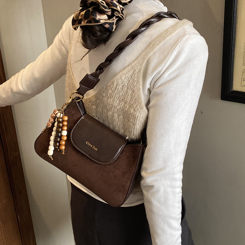 高级感时尚单肩腋下包女2025新款冬季超火复古斜挎包小众设计通勤