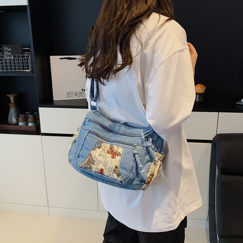 高级感绣花牛仔布单肩包2026新款时尚休闲轻便百搭斜挎包小众设计