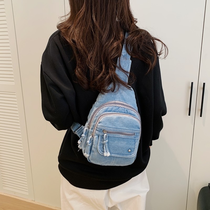 牛仔布小胸包女斜挎包2026新款超火小众设计休闲时尚胸前包单肩包