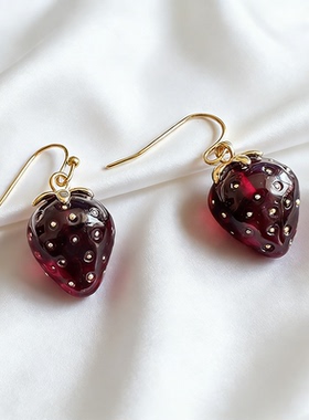 红色树脂小草莓耳钉女立体颗粒感新潮气质百搭设计感个性精致耳环