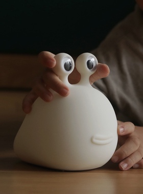 MUID鼻涕虫伴眠灯卧室硅胶拍拍解压婴儿可充电护眼创意床头小夜灯