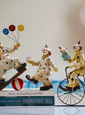 跨境北欧马戏团小丑人物摆件家居创意装饰桌面玄关外贸树脂工艺品