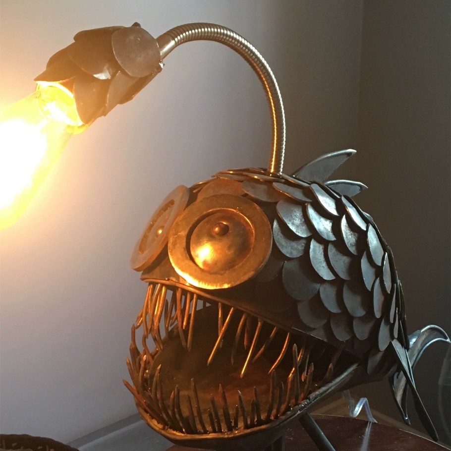 热卖跨境独立站新品金属钓鱼爱好者Angler Fish Lamp琵琶鱼灯摆件