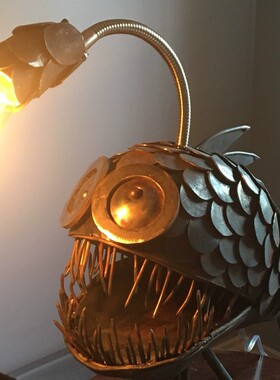 热卖跨境独立站新品金属钓鱼爱好者Angler Fish Lamp琵琶鱼灯摆件