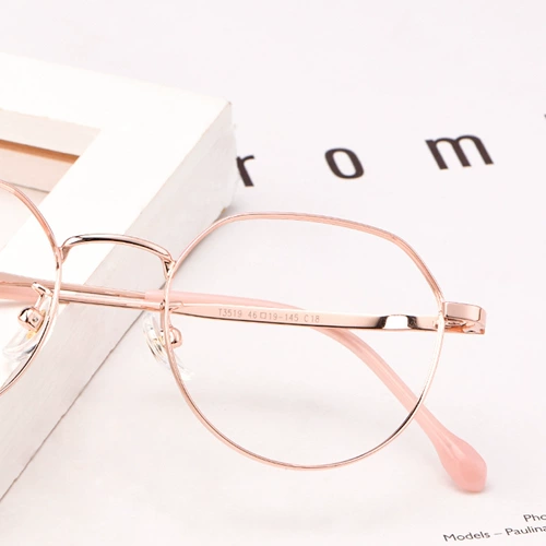 Новый широко -краю полигональный ретро -ретро -чистый титановый каркас Ультра -светлые мужчины и женщины могут быть оснащены с помощью стойки с тонким зрением против светильника.