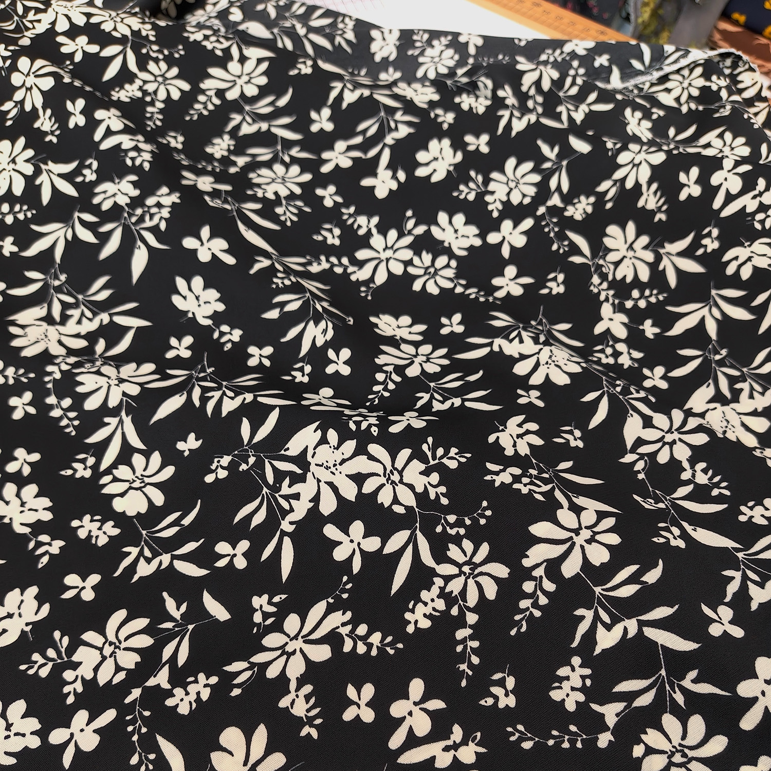 破卡面料 丝滑柔顺 黑底白叶花 服装裙子做连衣裙衬衫服装布料图片