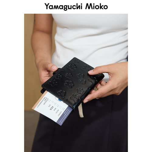山口美袋压纹花朵护照夹钱包