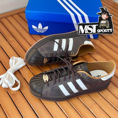Adidas深棕复古贝壳头运动板鞋
