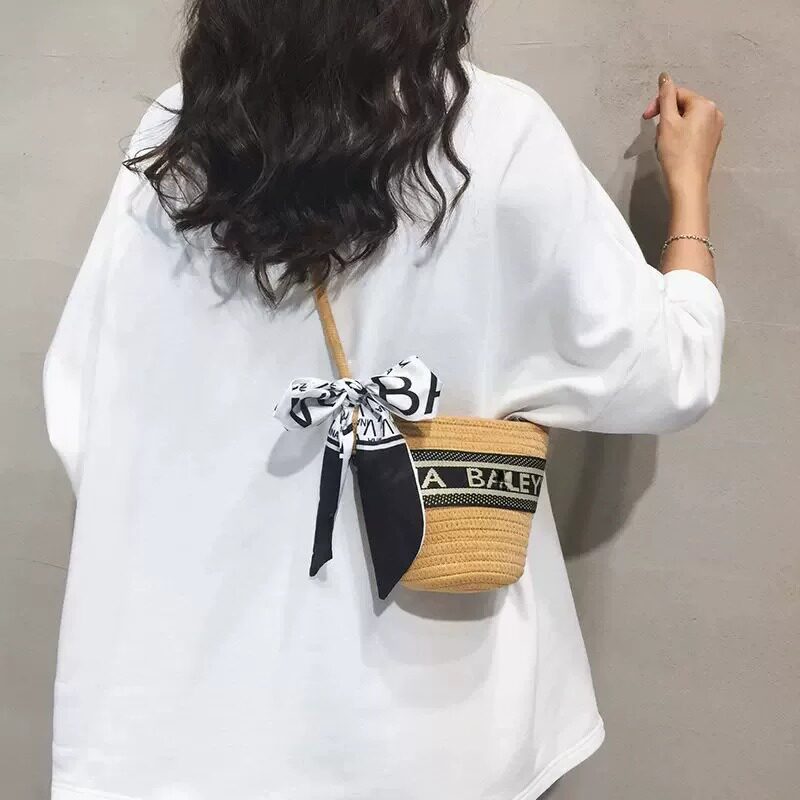 夏天海边高级草编包包女2026新款沙滩度假编织水桶包手机斜挎小包