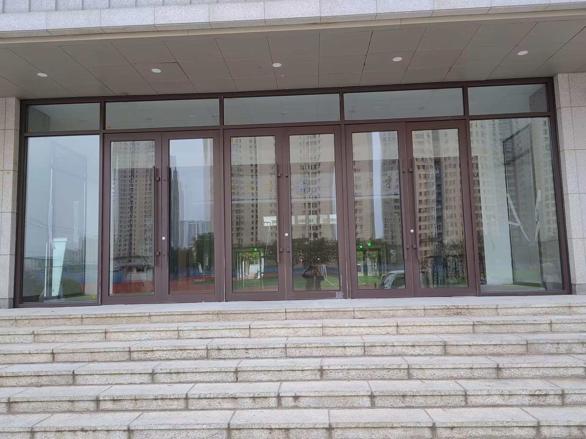 肯德基门厂家订做铝合金地弹簧玻进户门
