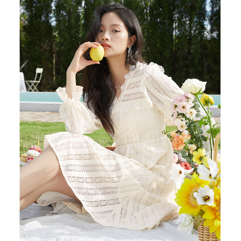 蓝色倾情 春秋女装  米白色花边装饰蕾丝木耳边淑女连衣裙