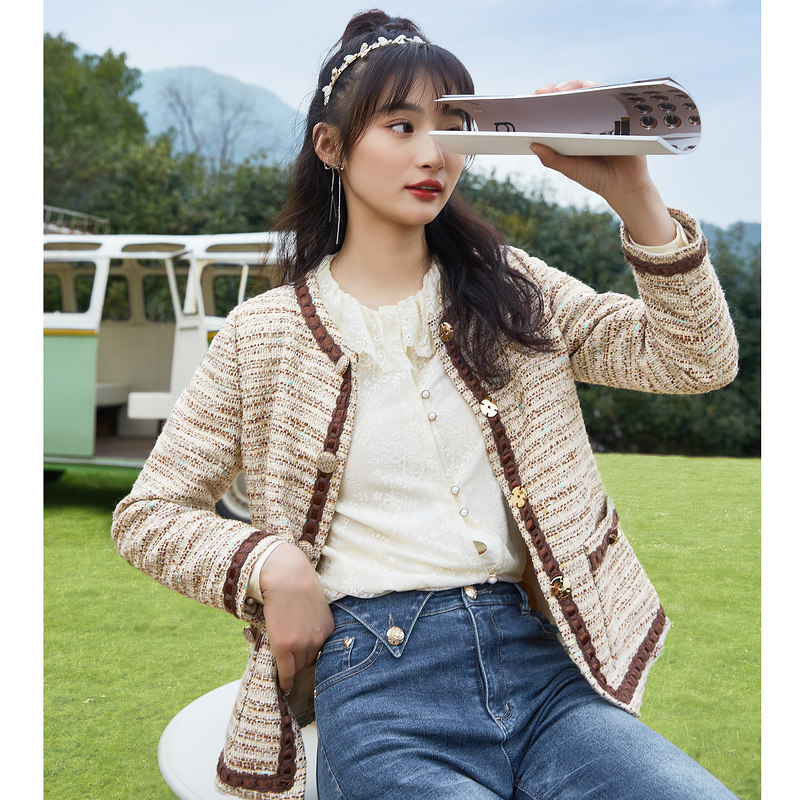 蓝色倾情 春秋新款女装 小香圆领花纱面料双口袋设计短外套