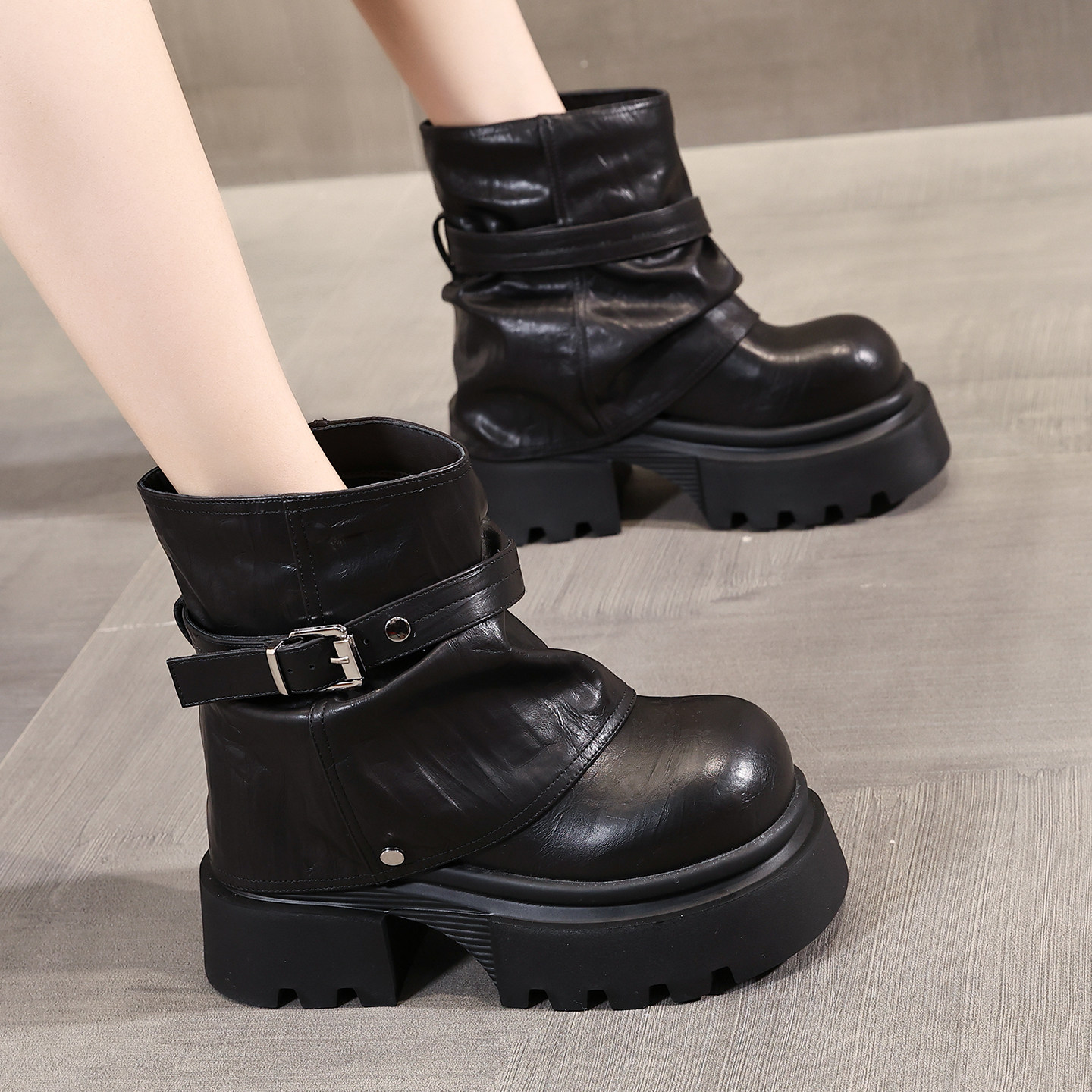 时尚高级新款厚底内增高黑色马丁靴女款舒适2026春秋女士裤管短靴