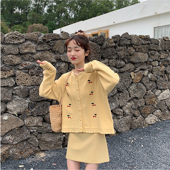 2020新款韩版百搭小个子甜美V领清新减龄显高柔软樱桃开衫毛衣女