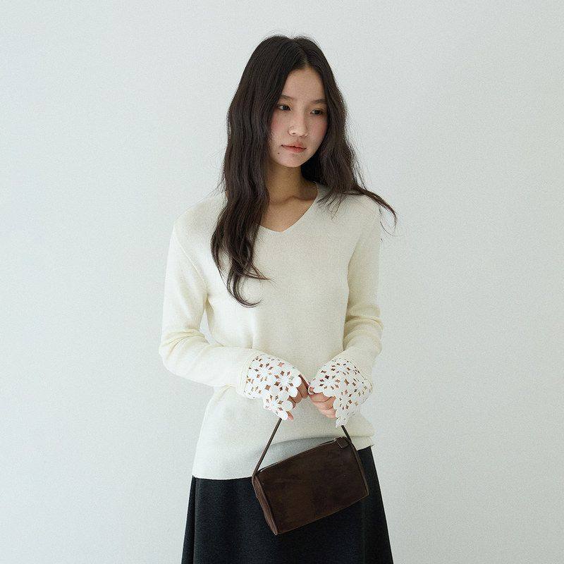 法式杏色V领镂空钩花长袖针织衫女装轻奢高级感上衣11075强明女装