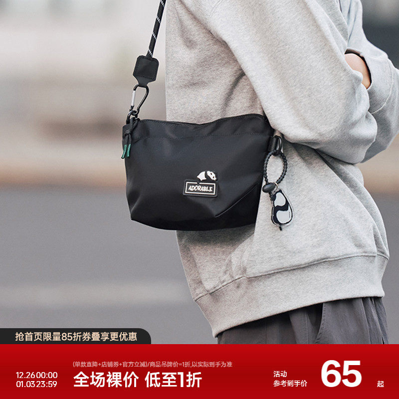 森马斜挎包男熊猫系列大容量旅行包2024新款户外运动情侣健身包