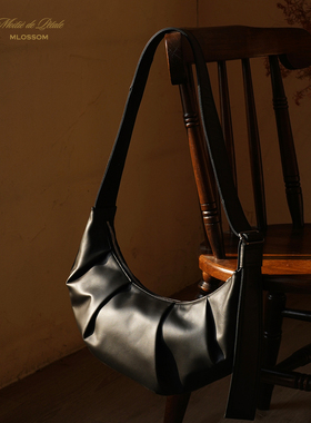 半片花瓣 意大利羊皮立体叠褶牛角包Ultra 首创设计 RIRI拉链