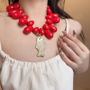 夸张红色水滴树脂串珠金色小鱼吊坠项链女款小众设计高级感锁骨链