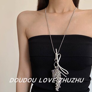 银色编织花瓶设计蝴蝶结项链女长款个性金属球流苏斜挎毛衣链配饰