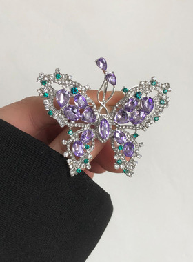 紫色闪钻蝴蝶胸针胸花配西装大衣