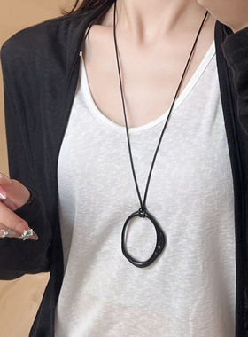 简约设计几何不规则吊坠皮绳项链高级感气质可抽泣长款毛衣链颈链