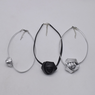 甜酷辣妹冷淡风大小花朵皮革项链女小众设计感时尚简约锁骨链颈链