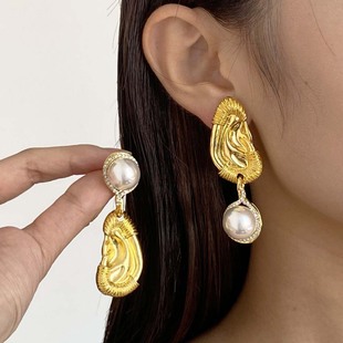 复古夸张中古金色镶钻珍珠耳环女轻奢重工浮雕耳朵不对称耳钉耳饰