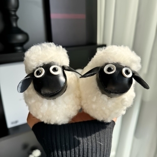 可爱小羊挂件钥匙扣毛绒书包轻奢挂饰高级感包包卡通公仔钥匙链