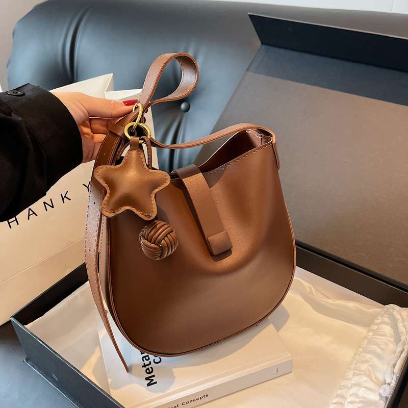 大容量包包女秋季百搭2023新款时尚单肩水桶包复古质感通勤托特包