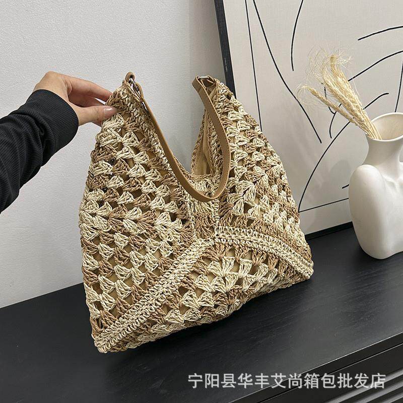 2023年新款时尚手工草编镂空方花大三角撞色编织单肩斜挎腋下包