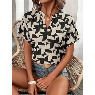 宽松短袖休闲V领衬衫Relaxed short-sleeved casual V-neck shirt