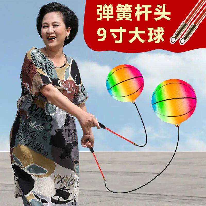 健身球手中老年人广场舞