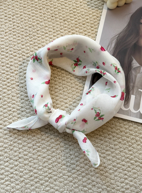 MIXMISS【俏皮小减龄】松弛白小方巾可爱海棠果印花薄款领巾头巾