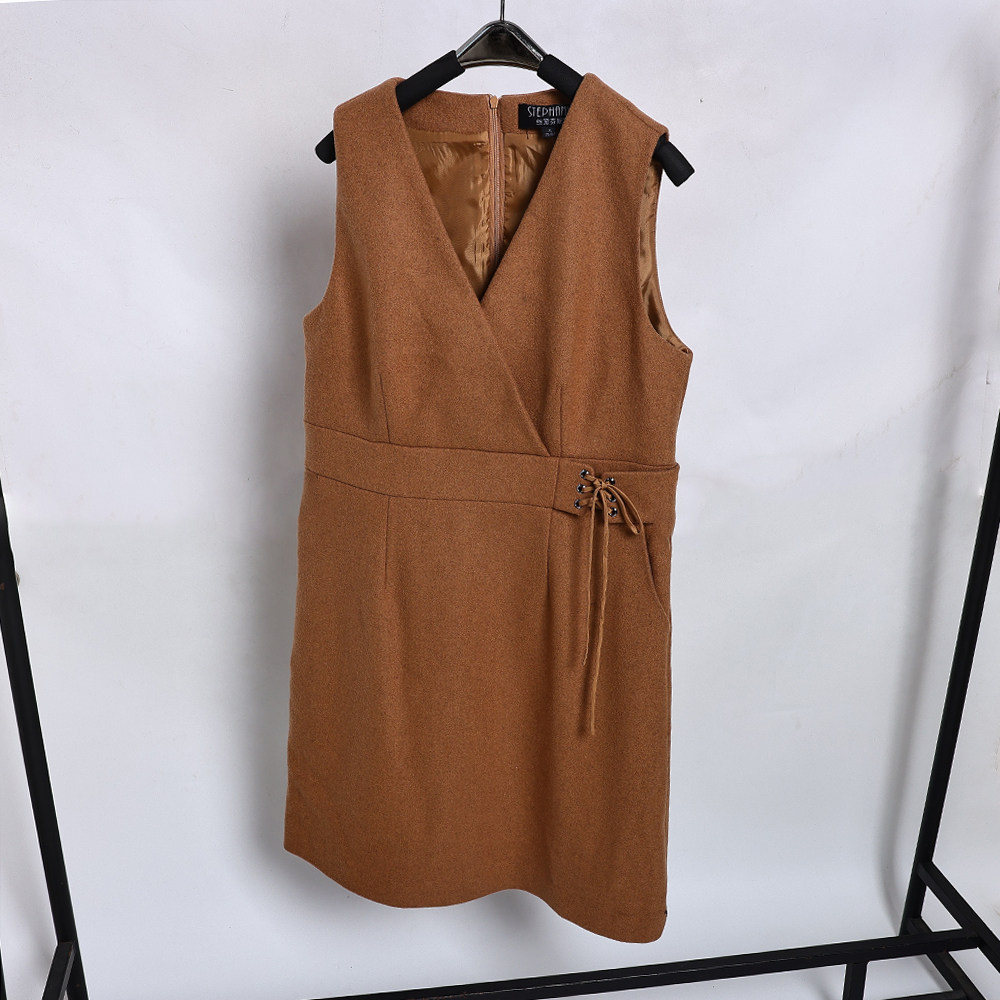 2025年秋冬季新品女装时尚V领中长款毛呢背心裙保暖洋气外穿内搭