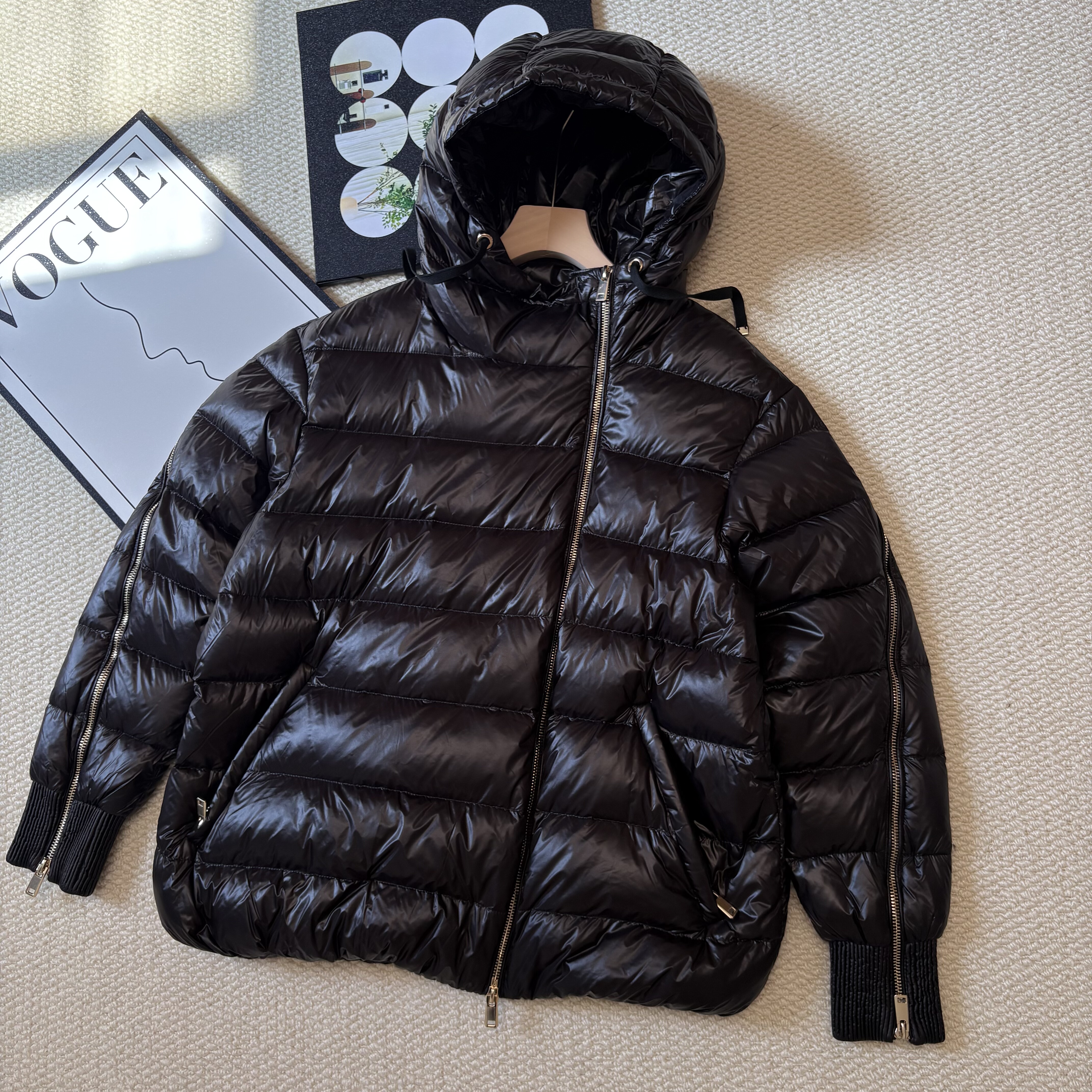 走秀款!意大利单!轻盈保暖设计感斜拉链连帽羽绒服面包服外套