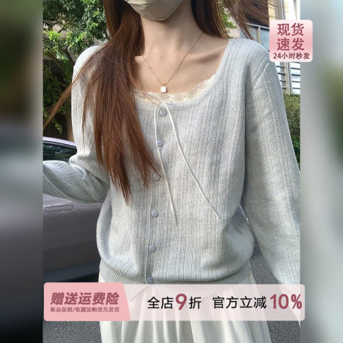 巨好看的假两件蓝色u领长袖针织衫女2026早秋蕾丝拼接单排扣上衣