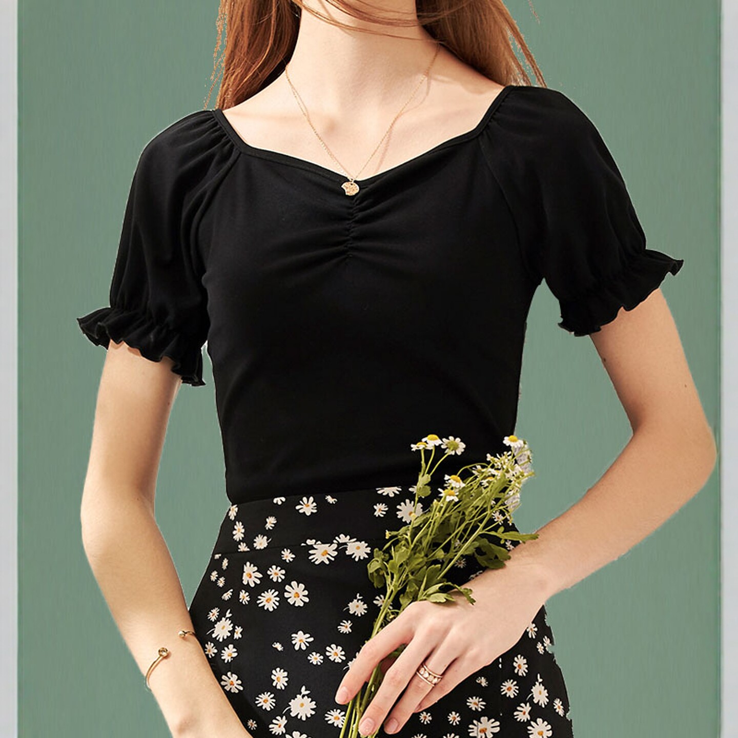 2025夏季黑色v领t恤女新款莫代尔短袖短款修身洋气上衣显瘦打底衫