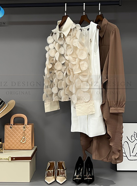 轻奢样板房间衣帽间装饰衣服陈列