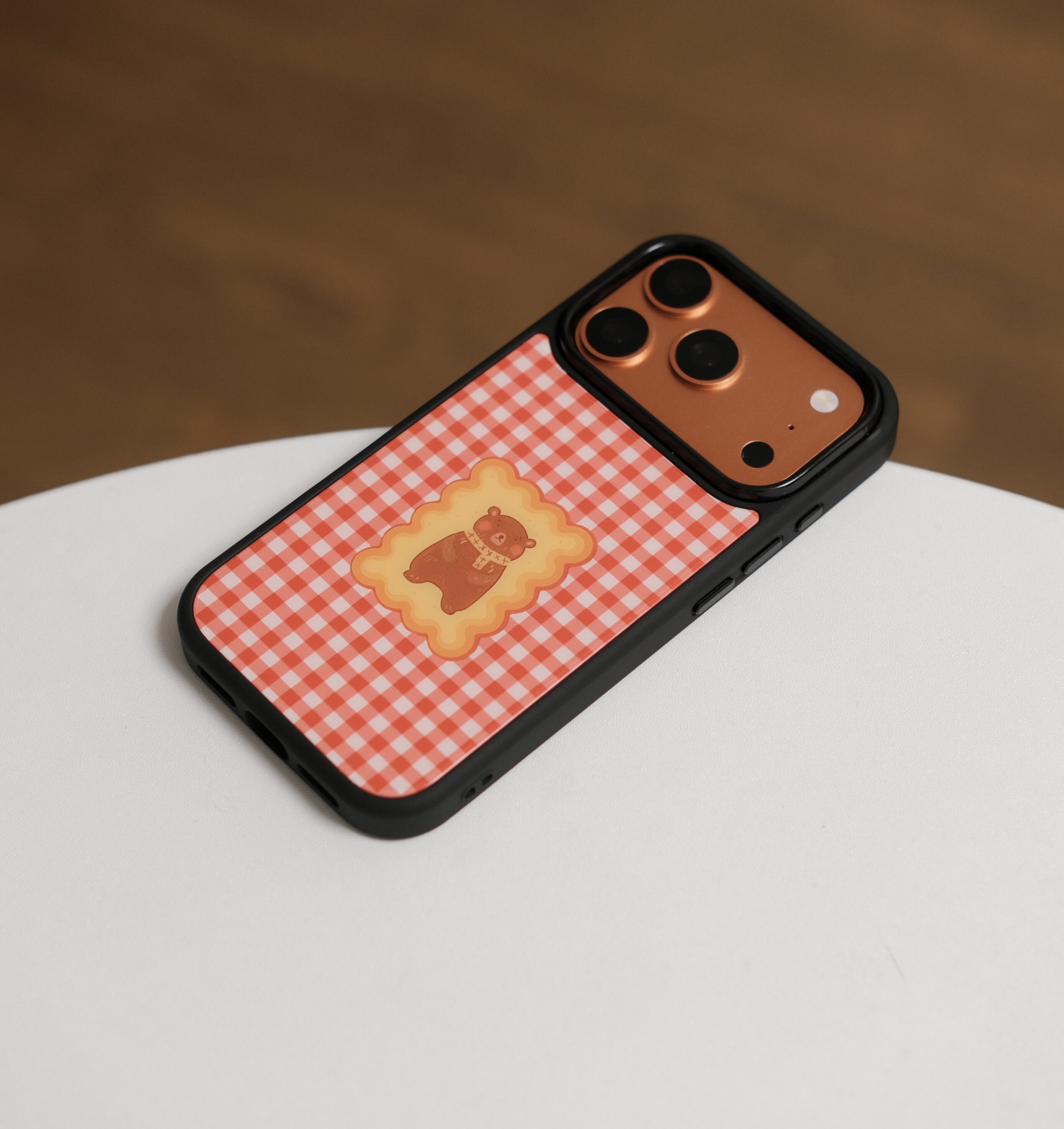小众复古格纹饼干熊磨砂亚克力磁吸手机壳苹果iPhone17promax手机壳16pro黑框软边15手机壳14pro全包16神甲壳