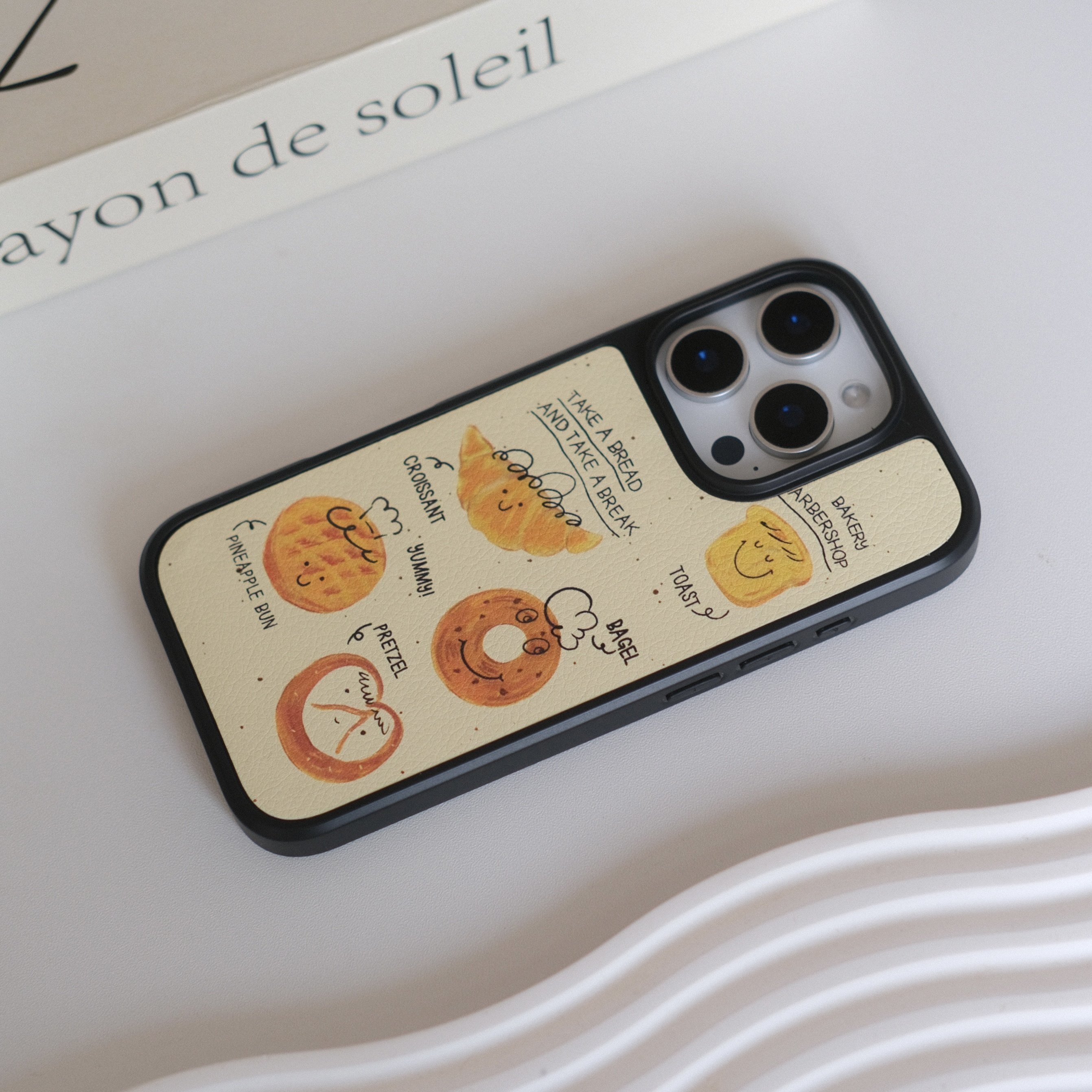 小众ins面包脑袋黑框小羊皮磁吸手机壳适用苹果iPhone17promax手机壳16pro黑边手机壳15pro全包插画14