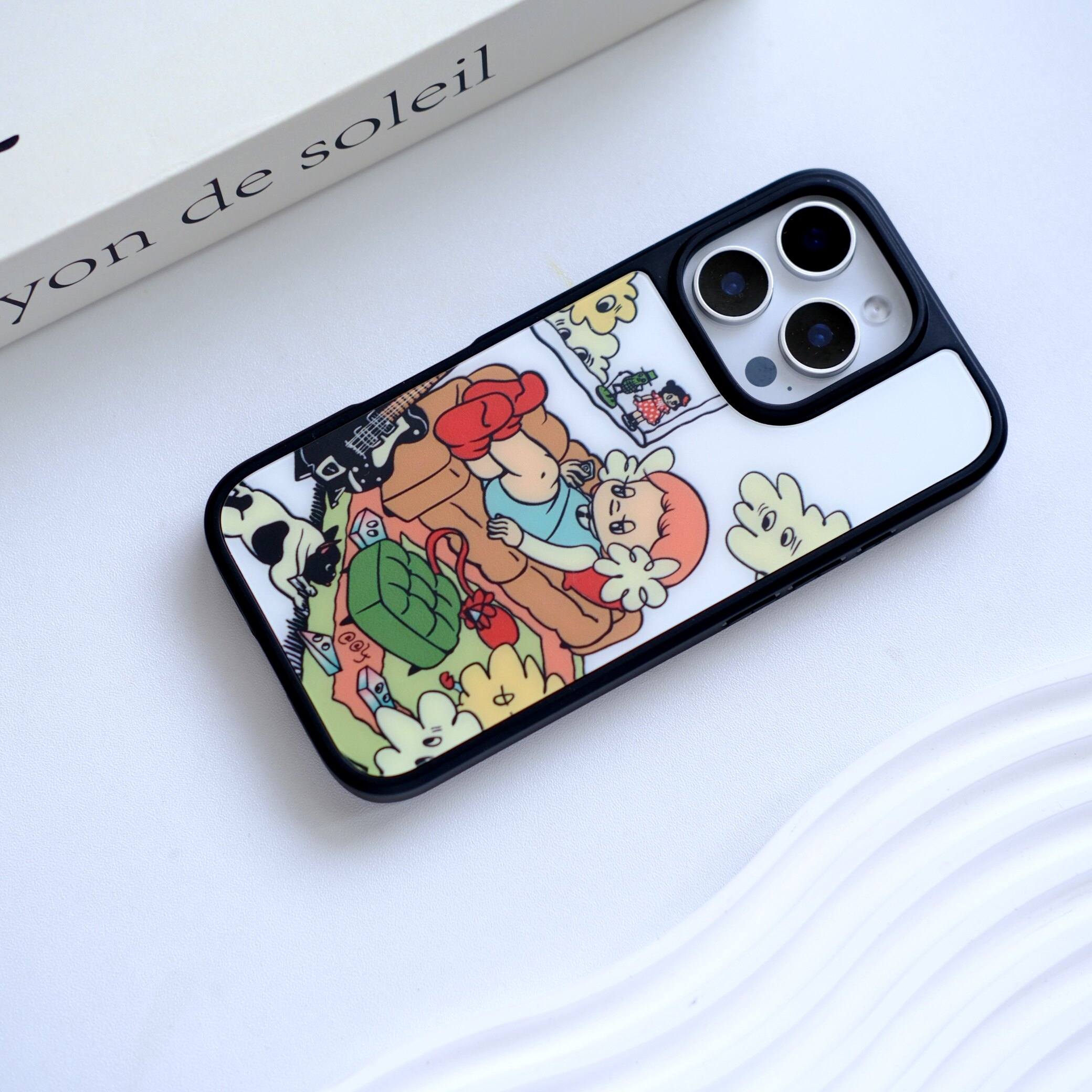 小众插画Sora和她的朋友黑框磨砂玻璃磁吸手机壳适用苹果iPhone17promax手机壳16pro玻璃手机壳15pro全包13